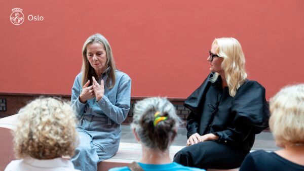 Foto av to personer i en samtale på Vigelandmuseet.