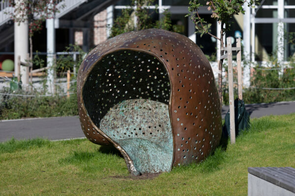 Foto av skulptur av Camilla Steinum på Bentsebrua skole