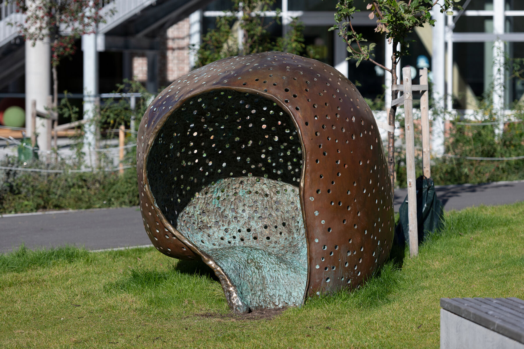 Foto av skulptur av Camilla Steinum på Bentsebrua skole