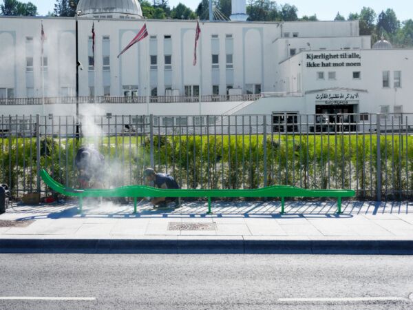 Montering av benk av Sayed Sattar Hasan