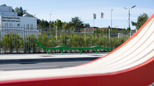 Utsnitt av sitteskulpturene. "Benk" (2025), Sayed Sattar Hasan. Foto av Sayed Sattar Hasan