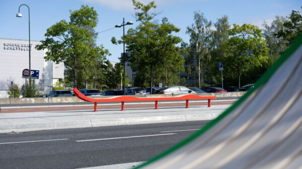 Utsnitt av sitteskulpturene. "Benk" (2025), Sayed Sattar Hasan. Foto av Sayed Sattar Hasan