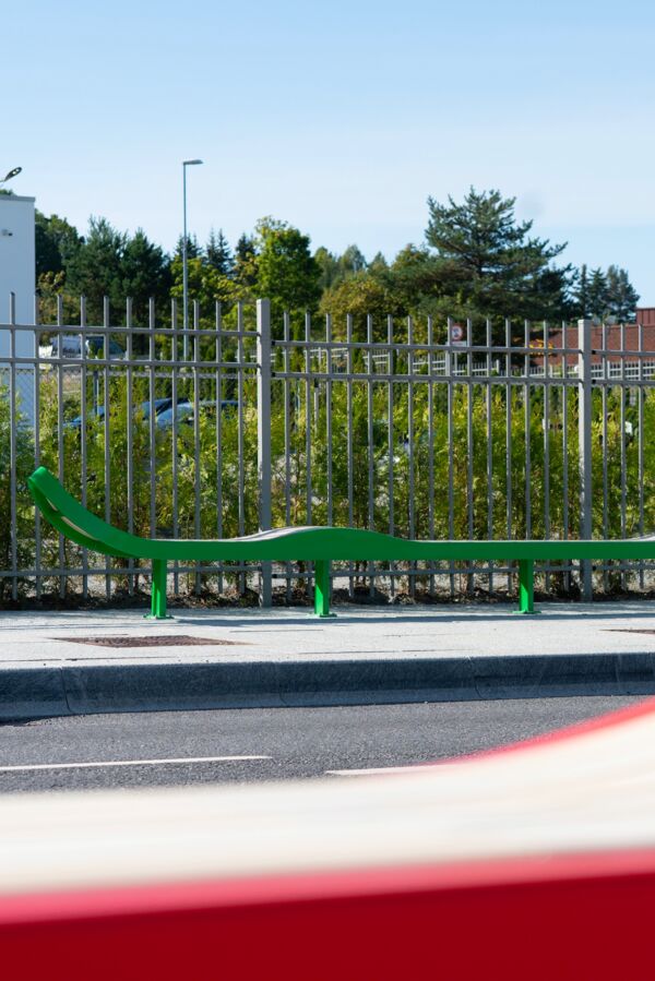 Skulpturene "Hit og Dit" (2025) av Sayed Sattar Hasan. Foto av Sayed Sattar Hasan