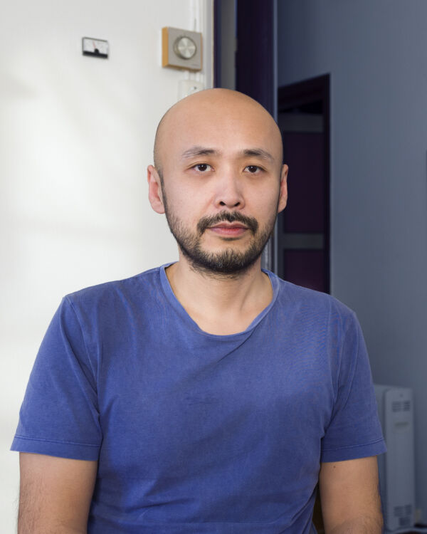 Portrett av kunstner, i frontal. Foto