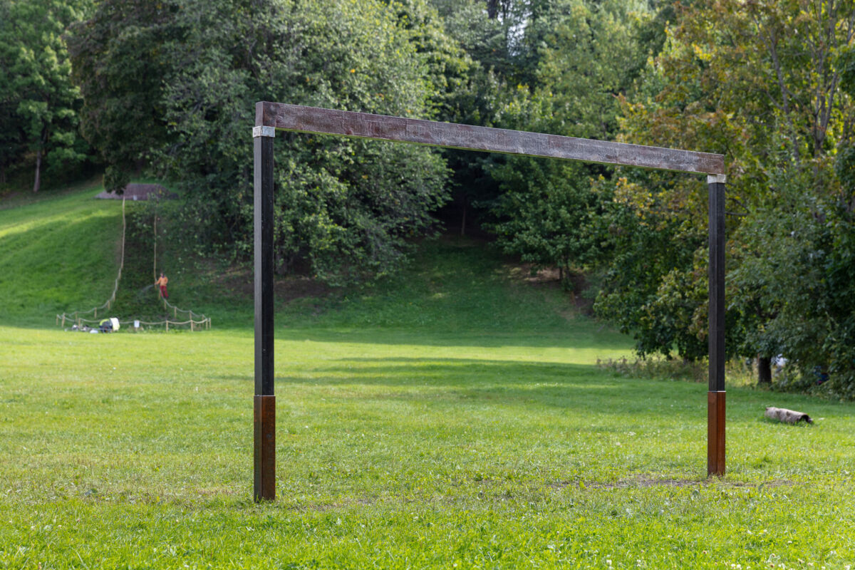 En skulptur som ligner på et gjerde i en park. Foto.