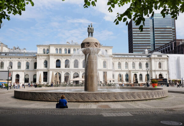 Fonteneskulptur på et bytorg i Oslo. Foto.
