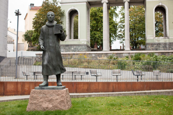 Foto av en statue over Hans Egede stående foran Deichmanske bibliotek.