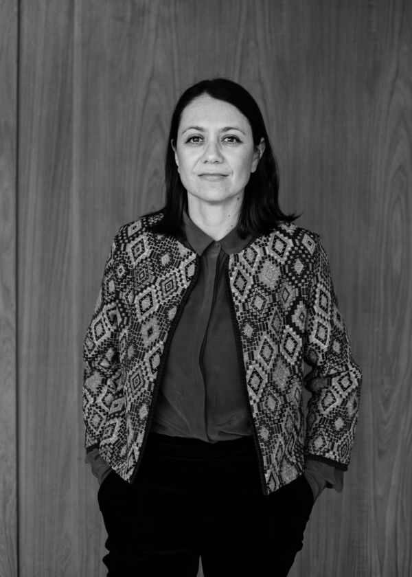 Portrettfoto i svart-hvitt av Ana María Bresciani.