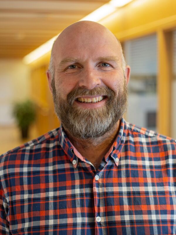 Portrettfoto av professor Helge Jordheim.