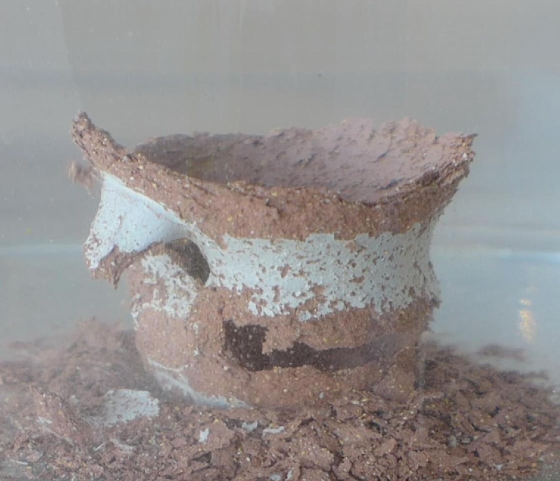 Keramikk-kopp som løser seg opp i vann. Stillbilde