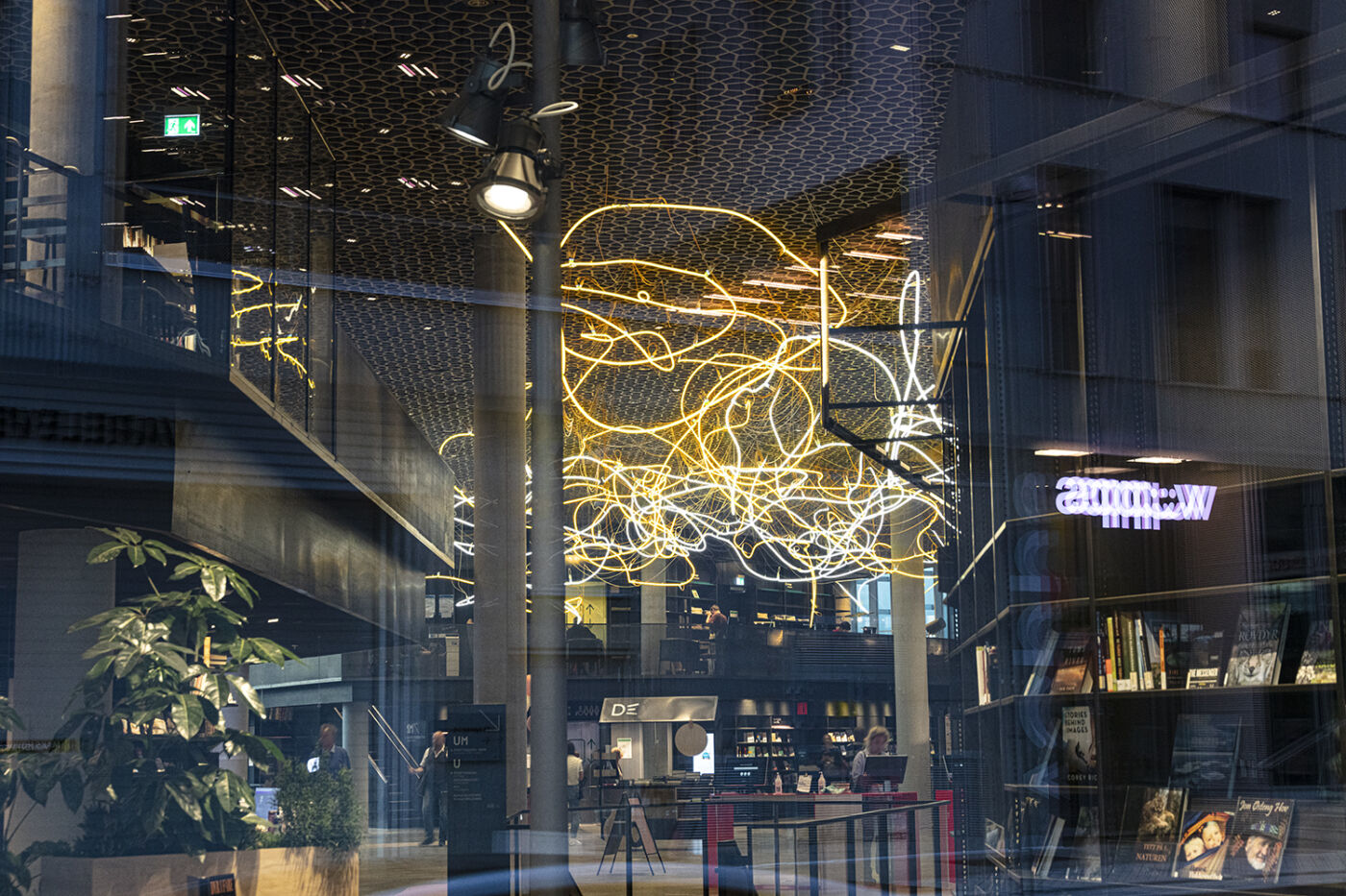 Deichman Bjørvika foaje med verk av Ramberg, kalt Brainstorm, tatt fra utsiden gjennom vindusflate. Foto