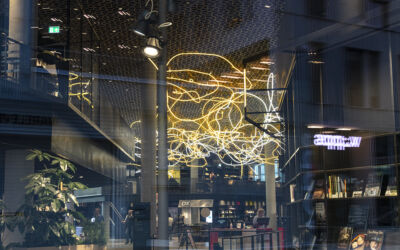 Deichman Bjørvika foaje med verk av Ramberg, kalt Brainstorm, tatt fra utsiden gjennom vindusflate. Foto