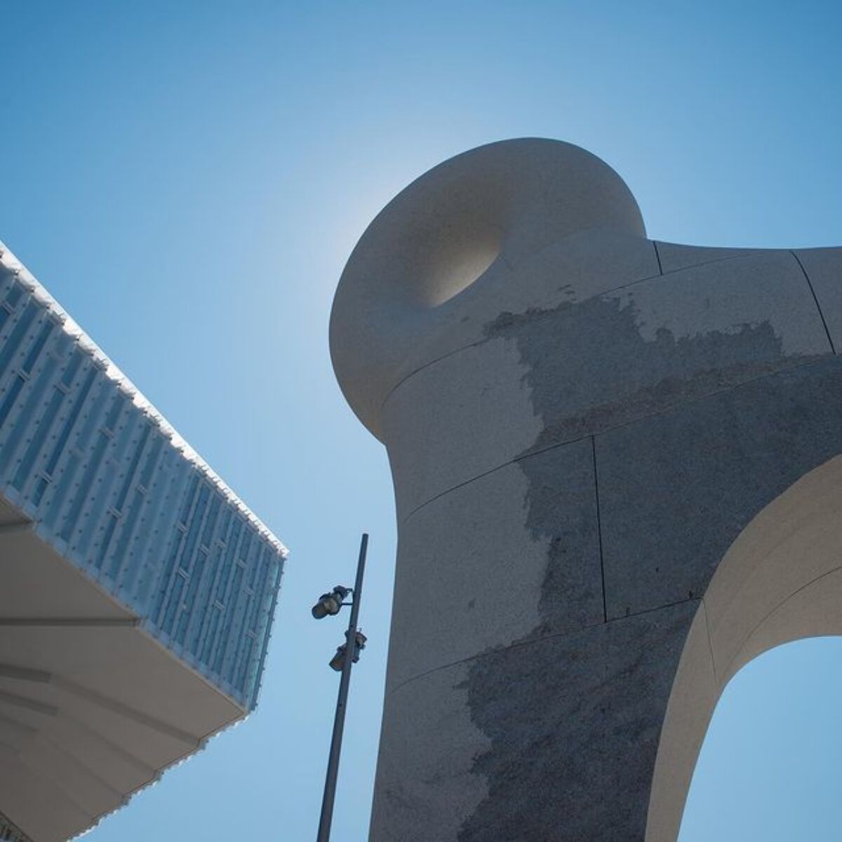 Detaljbilde av steinskulpturen utenfor Deichman Bjørvika, med Deichman-bygget i bakgrunnen. Foto