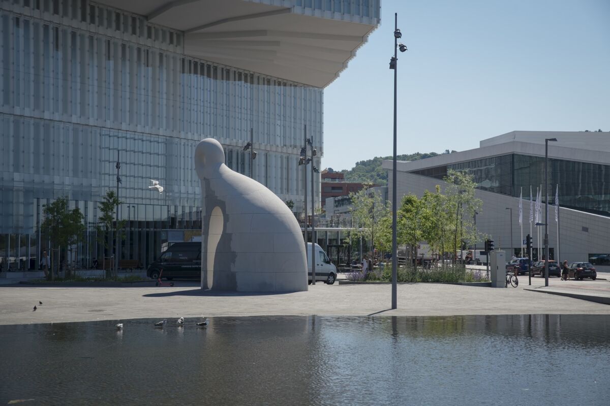 Skulptur foran bygningen til Deichman Bjørvika. Foto