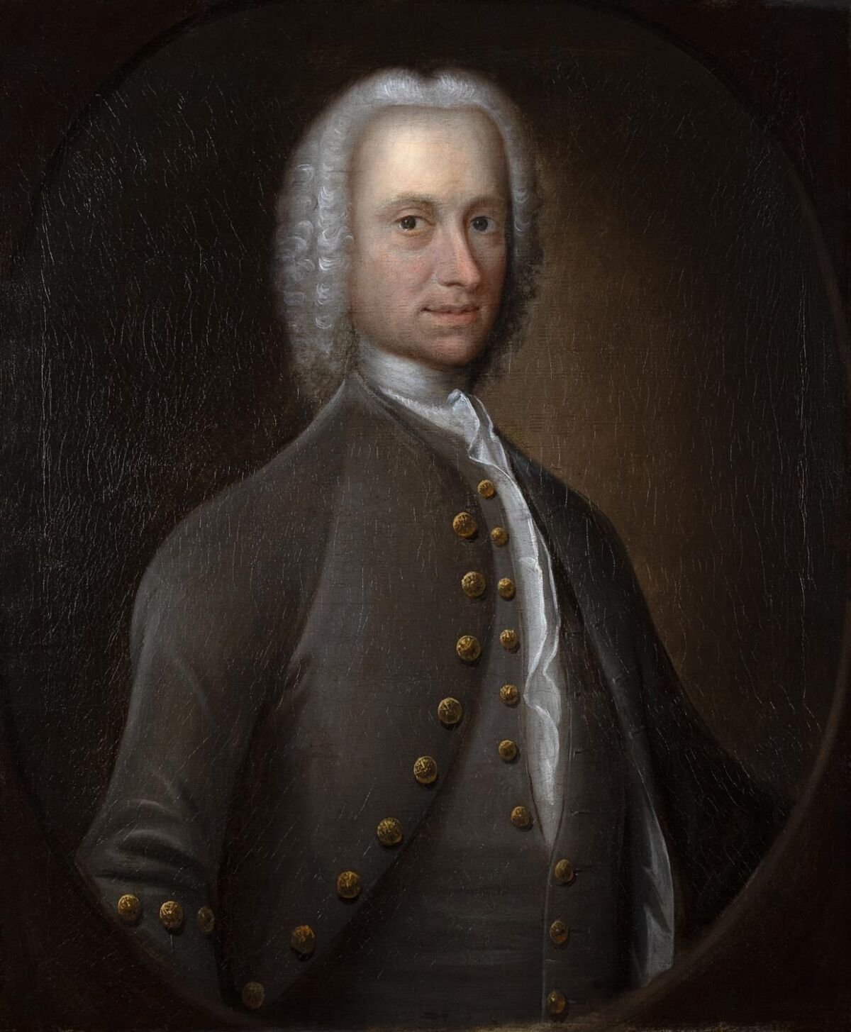 Mann i 1700-bekledning og parykk. Foto av maleri.