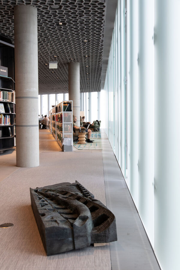 Foto av et kunstverk formet som et rekkverk liggende på gulvet i Deichman Bjørvika.