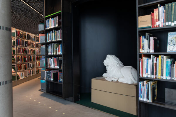 Foto av en gipskopi av en løve i Deichman Bjørvika.