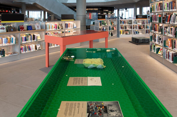 Foto av to monterbord med deler av kunstverk i.