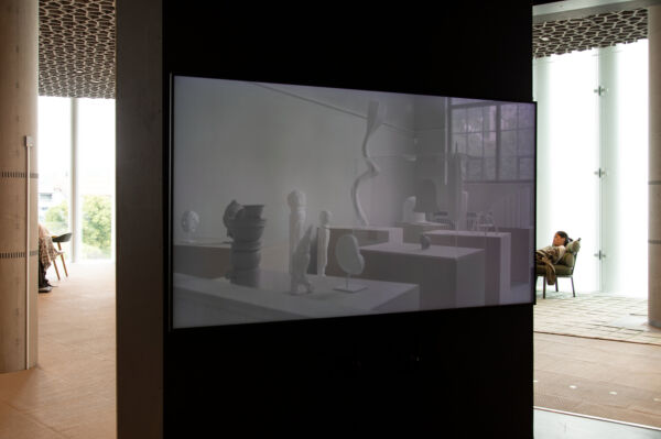 Foto av en film som vises i et mørk rom i Deichman Bjørvika.