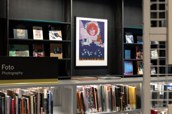 Foto av kunstverk av Willibald Storn hengende i Deichman Bjørvika.