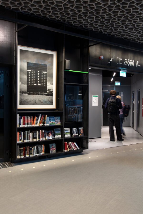 Foto av et trykk av kunstverket TILLIT hengende i Bjørvika.