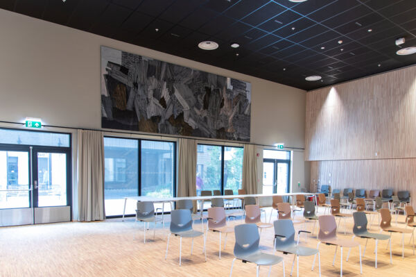 Foto av et stort veggmaleri plassert i en sal på et sykehjem.