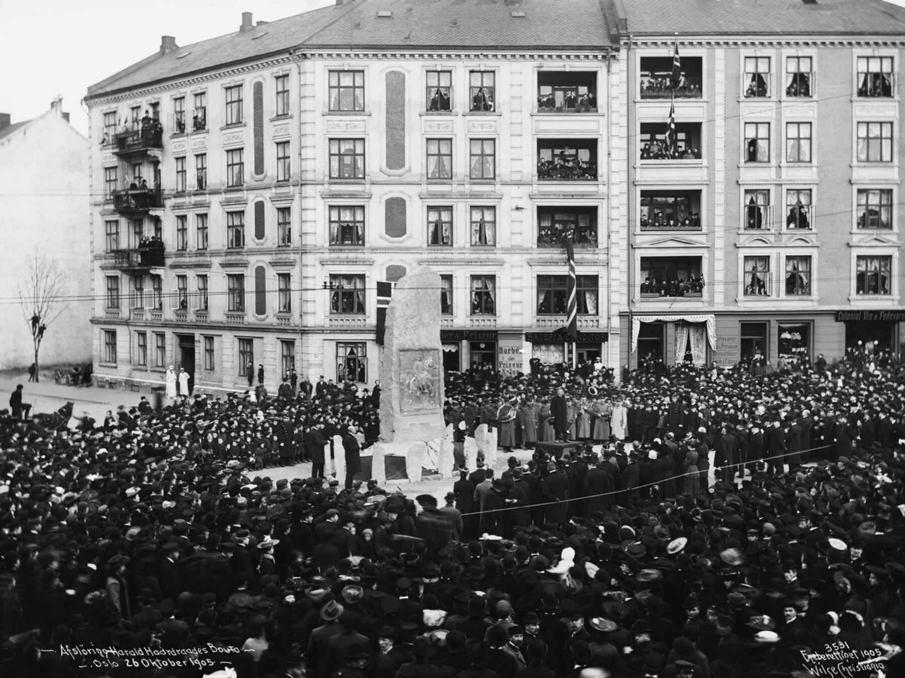 Svart-hvitt foto av en stor menneskemengde som er kommet for å se avdukingen av en bauta i Gamlebyen i Oslo.