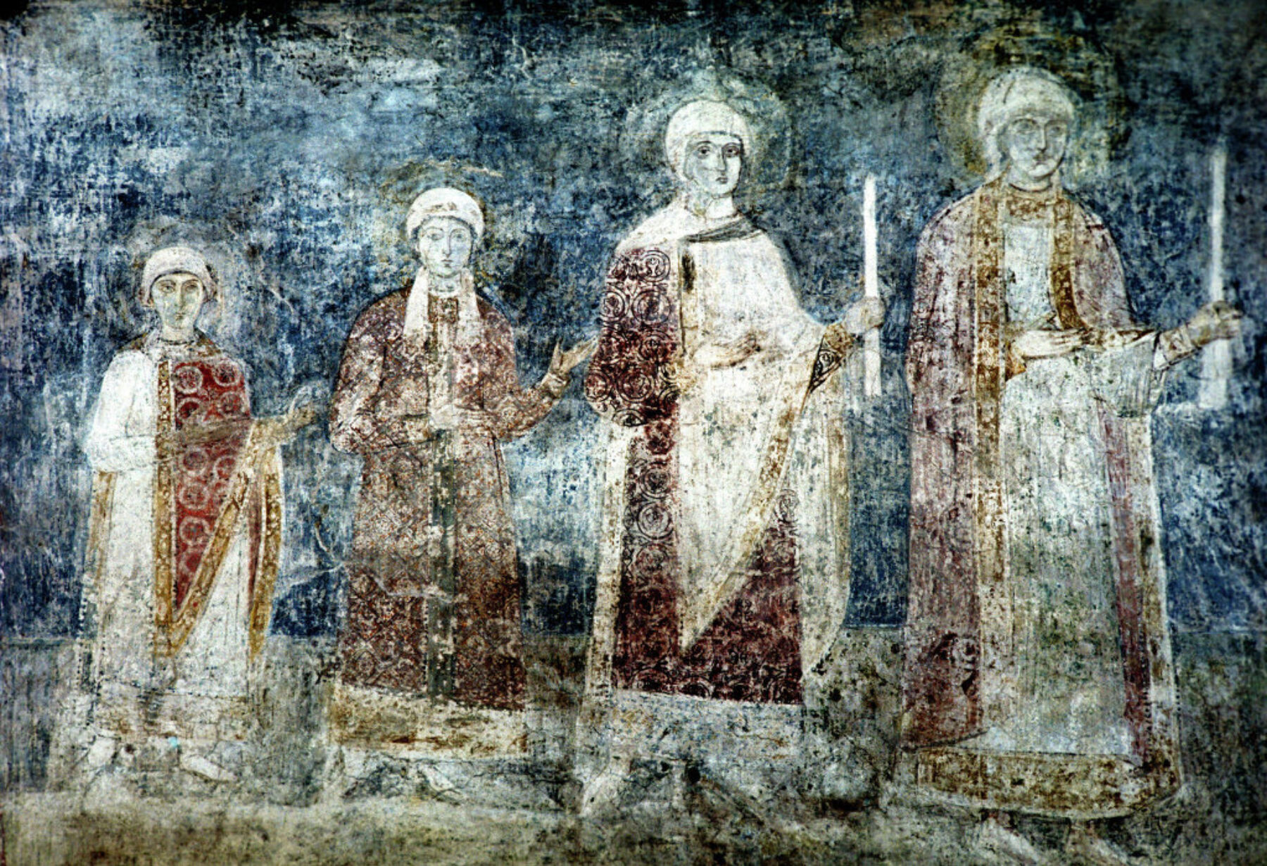 Freske med motiv av fire kvinner stående på en blå bakgrunn. Foto av freske.