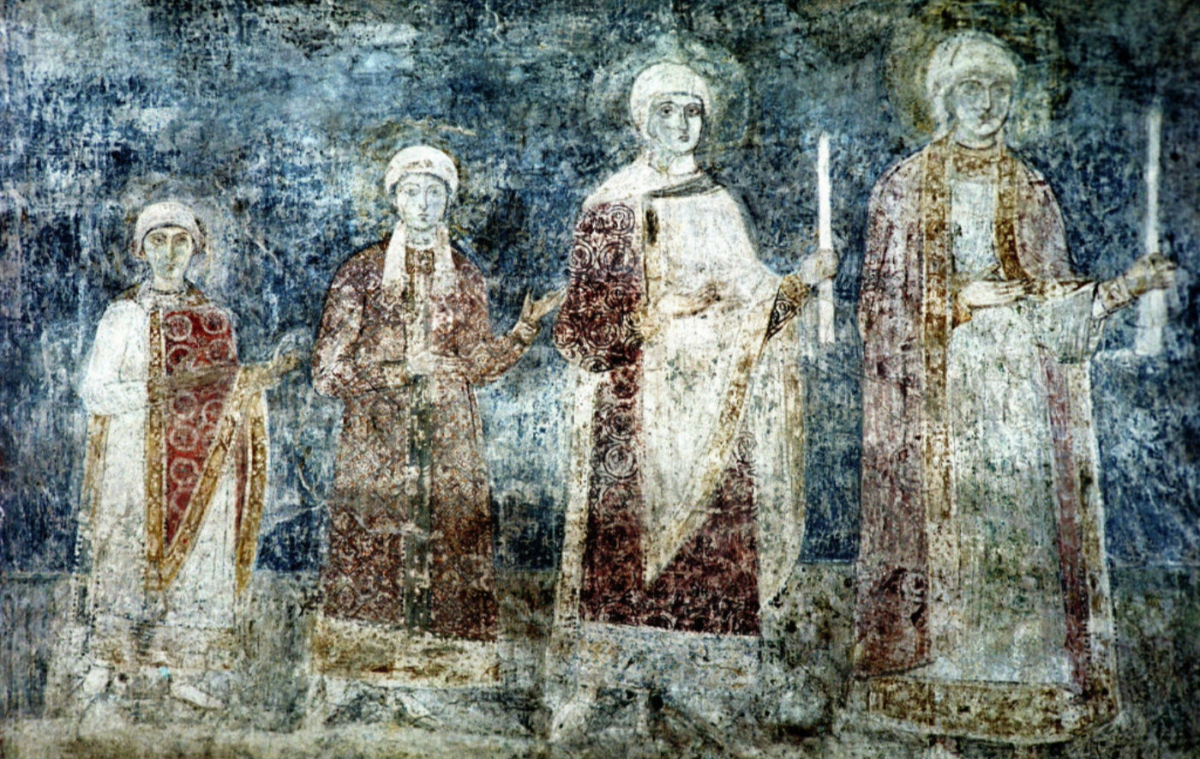 Freske med motiv av fire kvinner stående på en blå bakgrunn. Foto av freske.