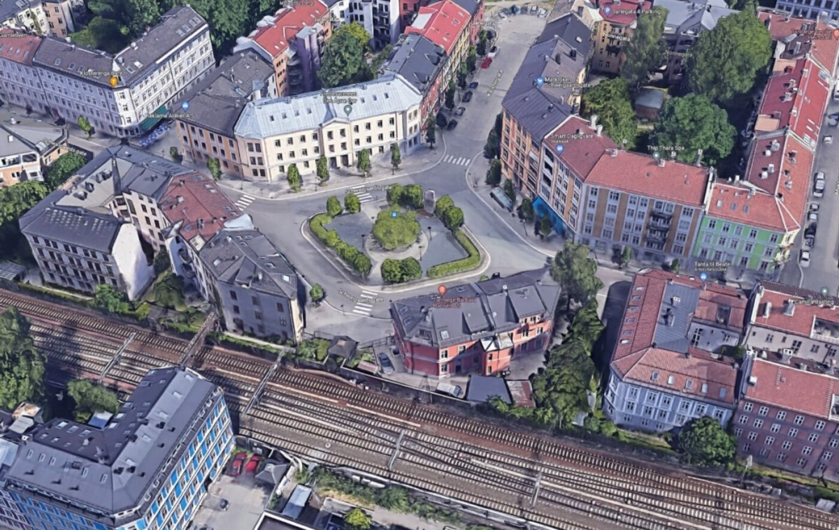 dronebilde av utsnitt gamlebyen med Harald Haardraades plass i sentrum av bildet