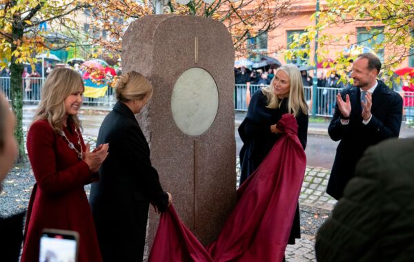 Foto av avduking av nytt monument av Sidsel Bonde på Harald Hårdrådes plass.