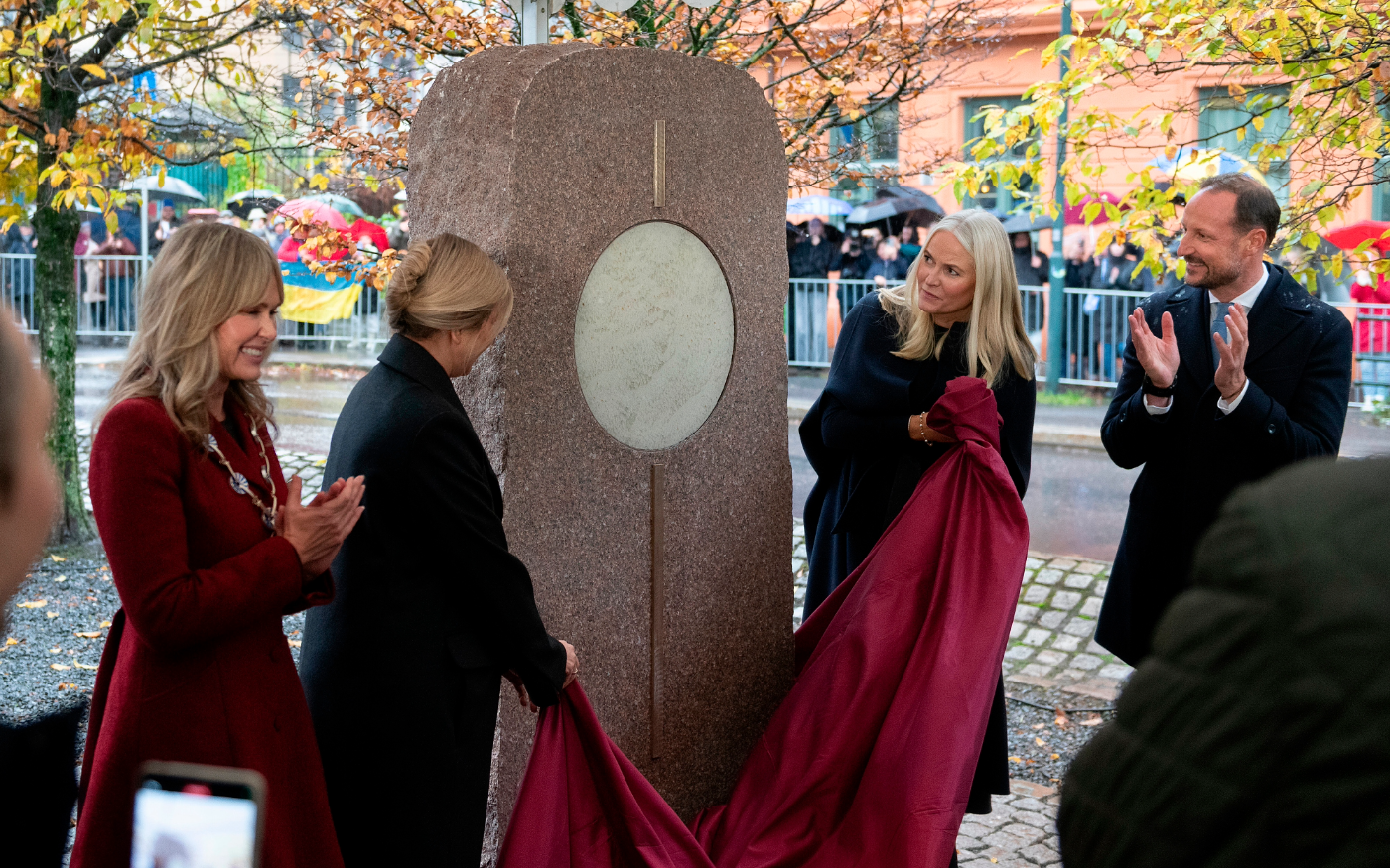 Foto av avduking av nytt monument av Sidsel Bonde på Harald Hårdrådes plass.