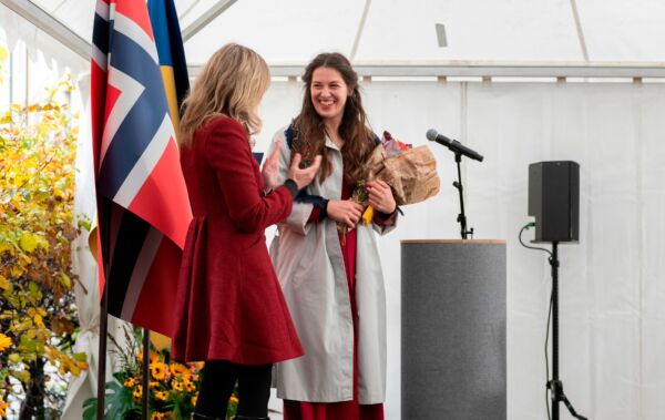 Foto fra avdukingen av Gullringens gerd av kunstner Sidsel Bonde med ordføreren Anne Lindboe