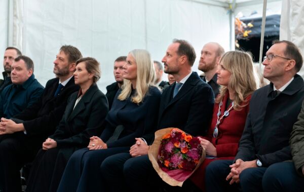Foto fra avdukingen av Gullringens gerd av kunstner Sidsel Bonde med ordføreren Anne Lindboe, kronprinsparet og representanter fra Ukraina