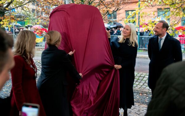 Foto fra avdukingen av Gullringens gerd av kunstner Sidsel Bonde med ordføreren Anne Lindboe, kronprinsparet og representanter fra Ukraina