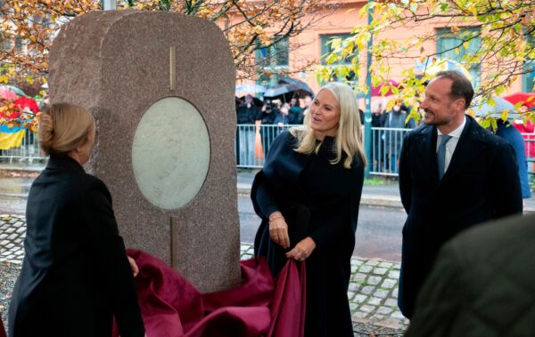 Foto fra avdukingen av Gullringens gerd av kunstner Sidsel Bonde med ordføreren Anne Lindboe, kronprinsparet og representanter fra Ukraina