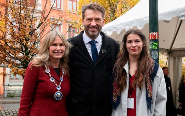 Foto fra avdukingen av Gullringens gerd av kunstner Sidsel Bonde med ordføreren Anne Lindboe, kronprinsparet og representanter fra Ukraina