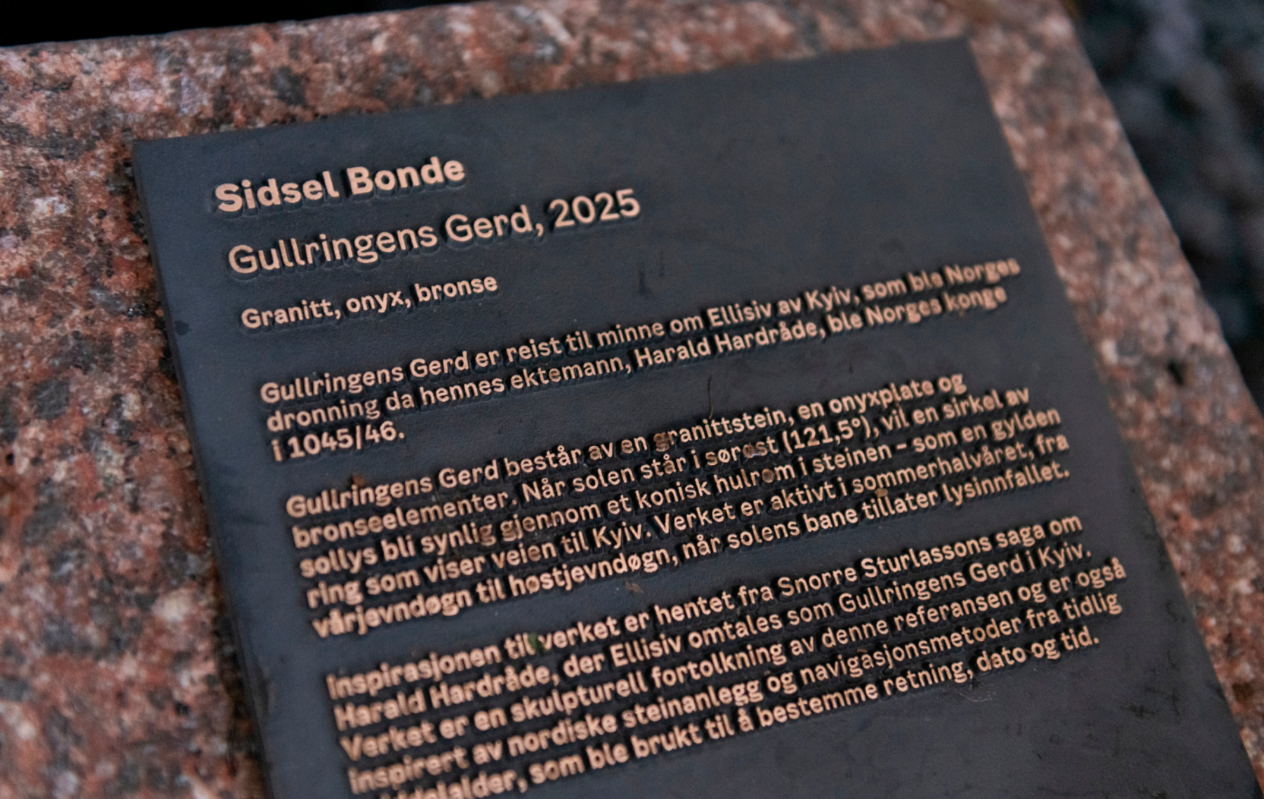 Skilt med informasjon om kunstverket Gullringens Gerd av Sidsel Bonde. Foto.