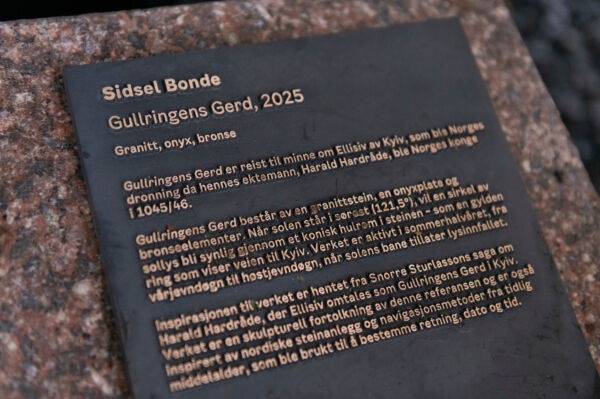 Skilt / plansje ved kunstverket Gullringens gerd av Sidsel Bonde