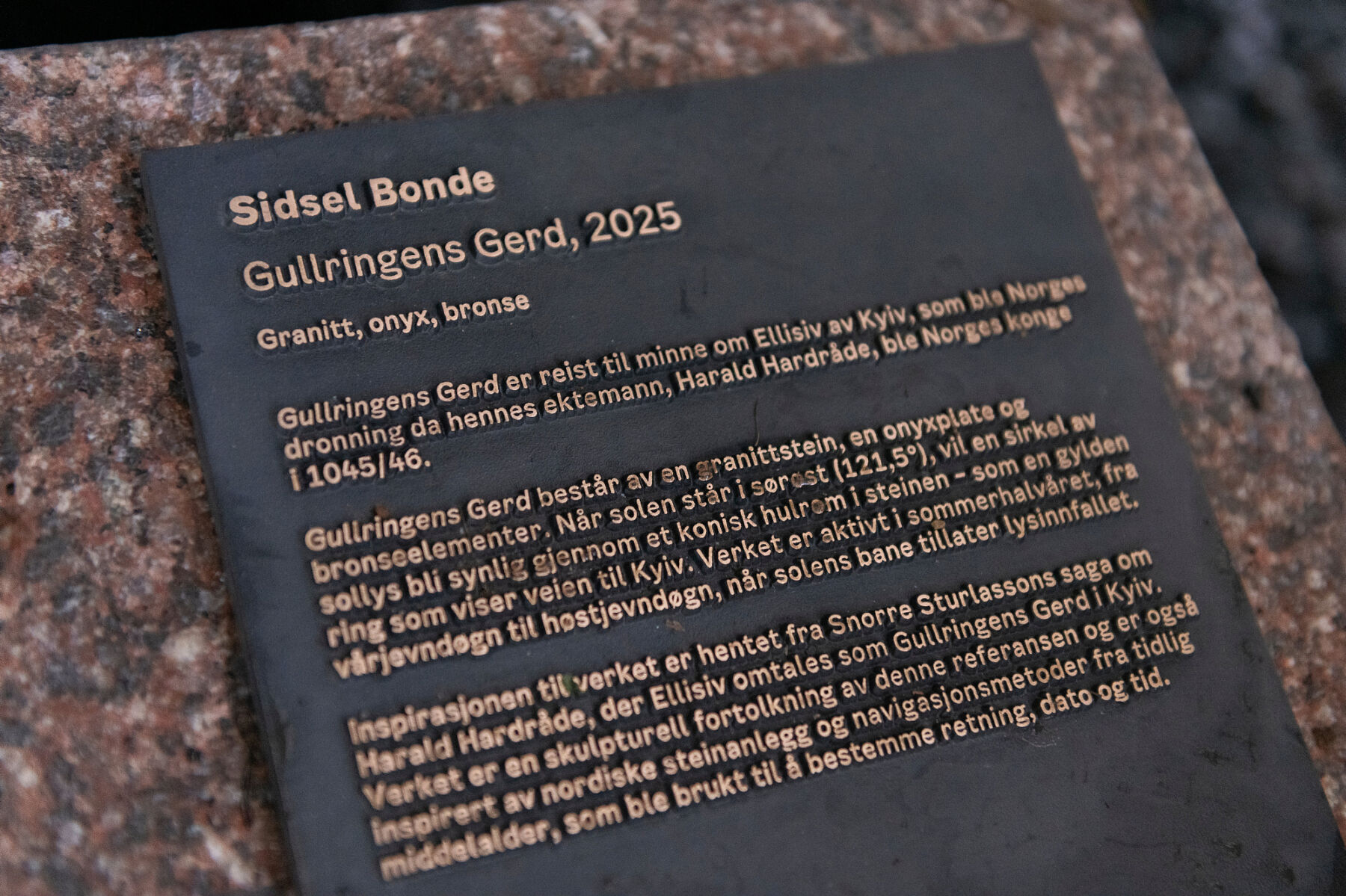 Skilt / plansje ved kunstverket Gullringens gerd av Sidsel Bonde