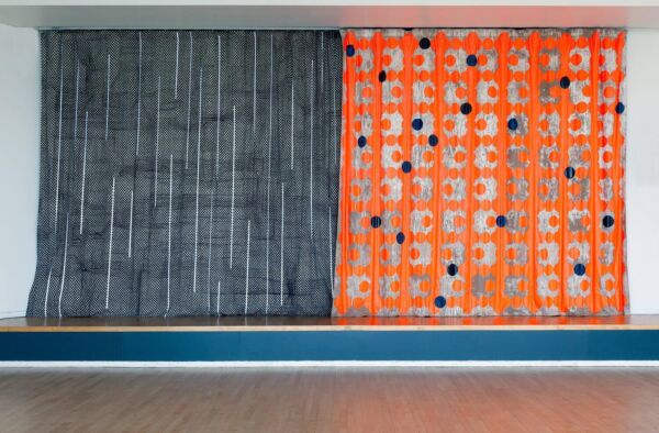 Foto av sceneteppet i aulaen på Engebråten skole. "Mønster, mønster 2" (1998) av Astrid Løvaas og Kristin Wagle.