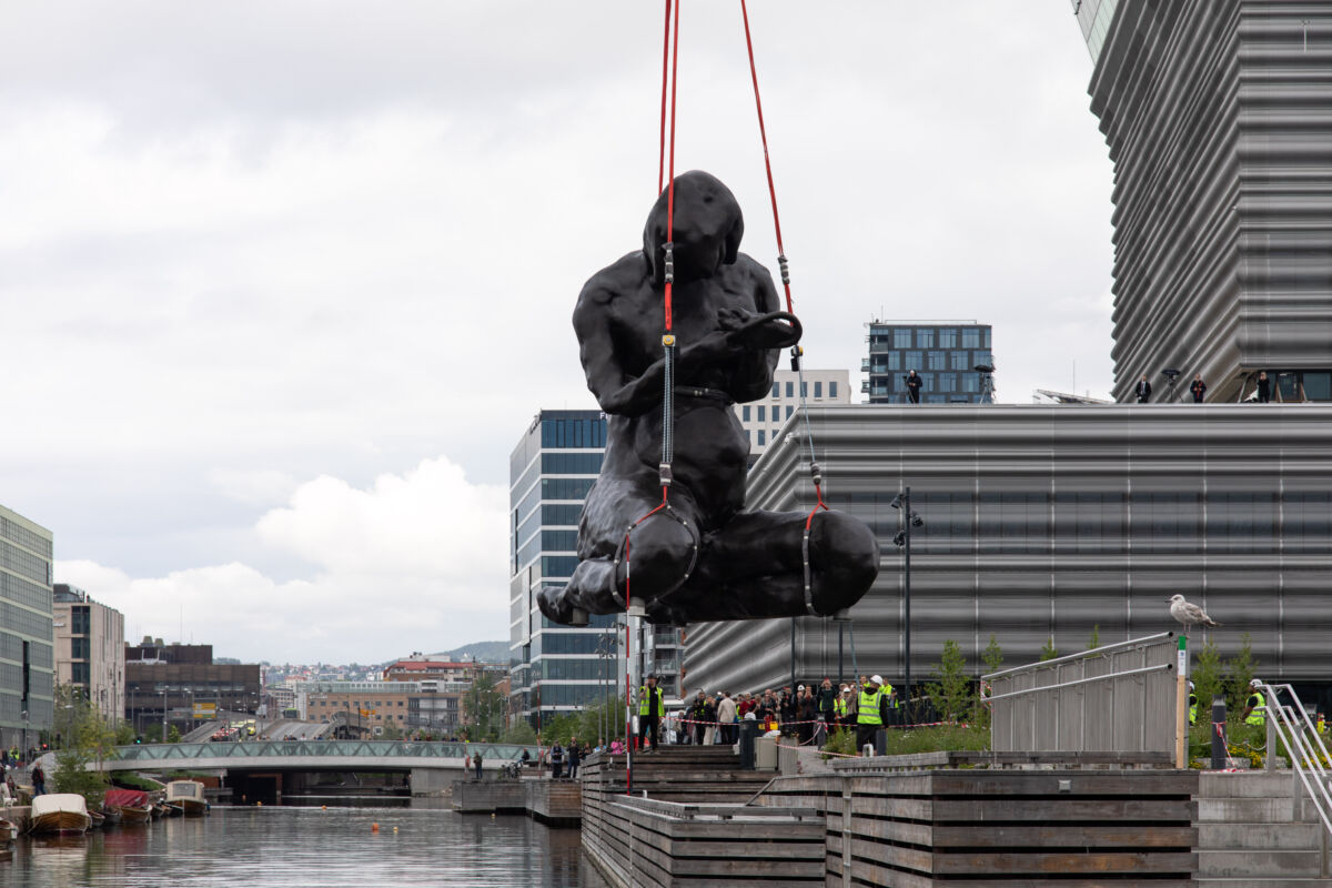 En stor skulptur løstes over en elv til en brygge foran MUNCH museet. Foto