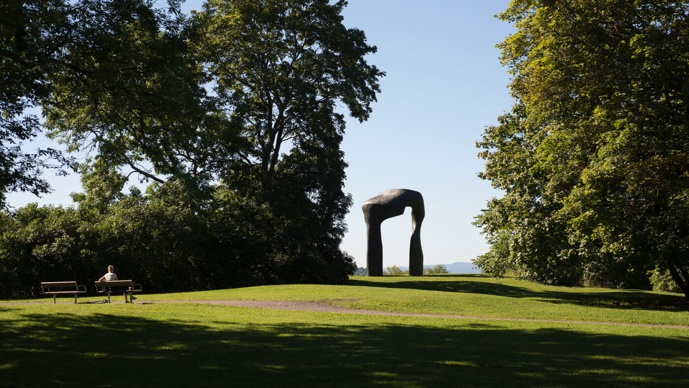 Foto av skulpturen Torso av Henry Moore på Bygdøy.