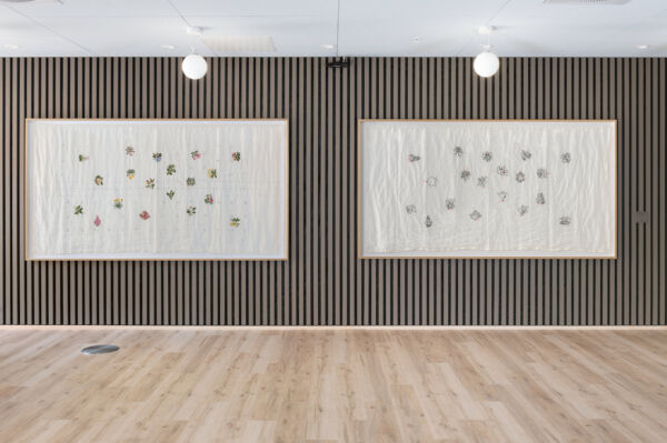 To store broderiverk hengende på et sermonirom i Furuset hageby.