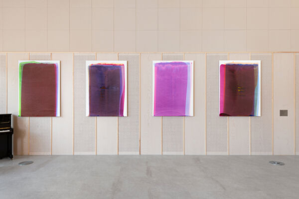 Fire abstrakte foto i et rom i Furuset hageby.