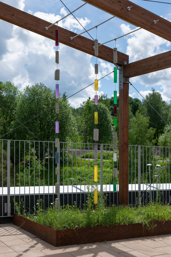 Kunstverk i form av uroer hengende ute på taket til Furuset hageby.