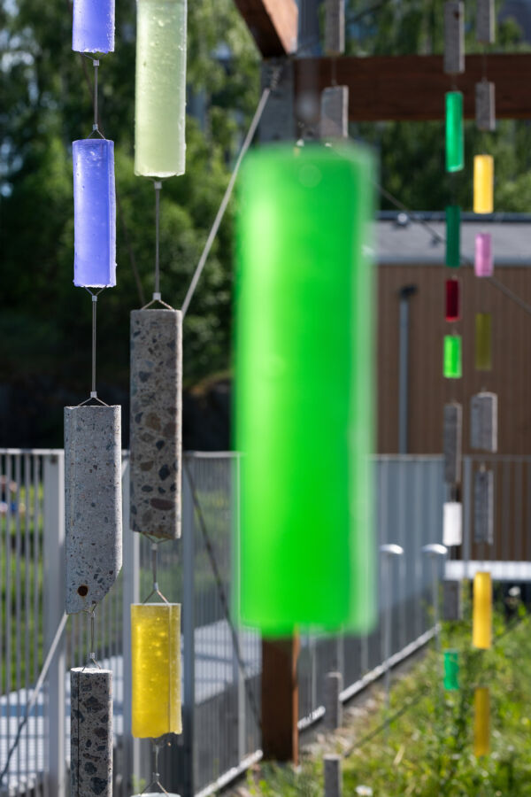 Kunstverk i form av uroer hengende ute på taket til Furuset hageby.