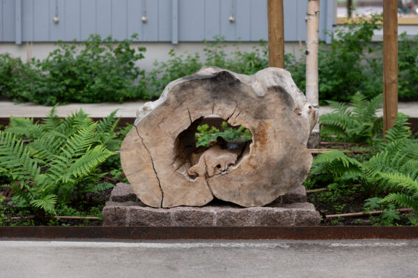 Skulptur av Siv Bugge Vatne i Furuset hageby.