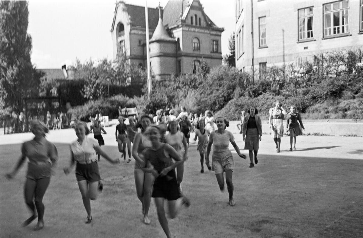 Mange jenter løper i skolegården til Hartvig Nissens skole. Foto.