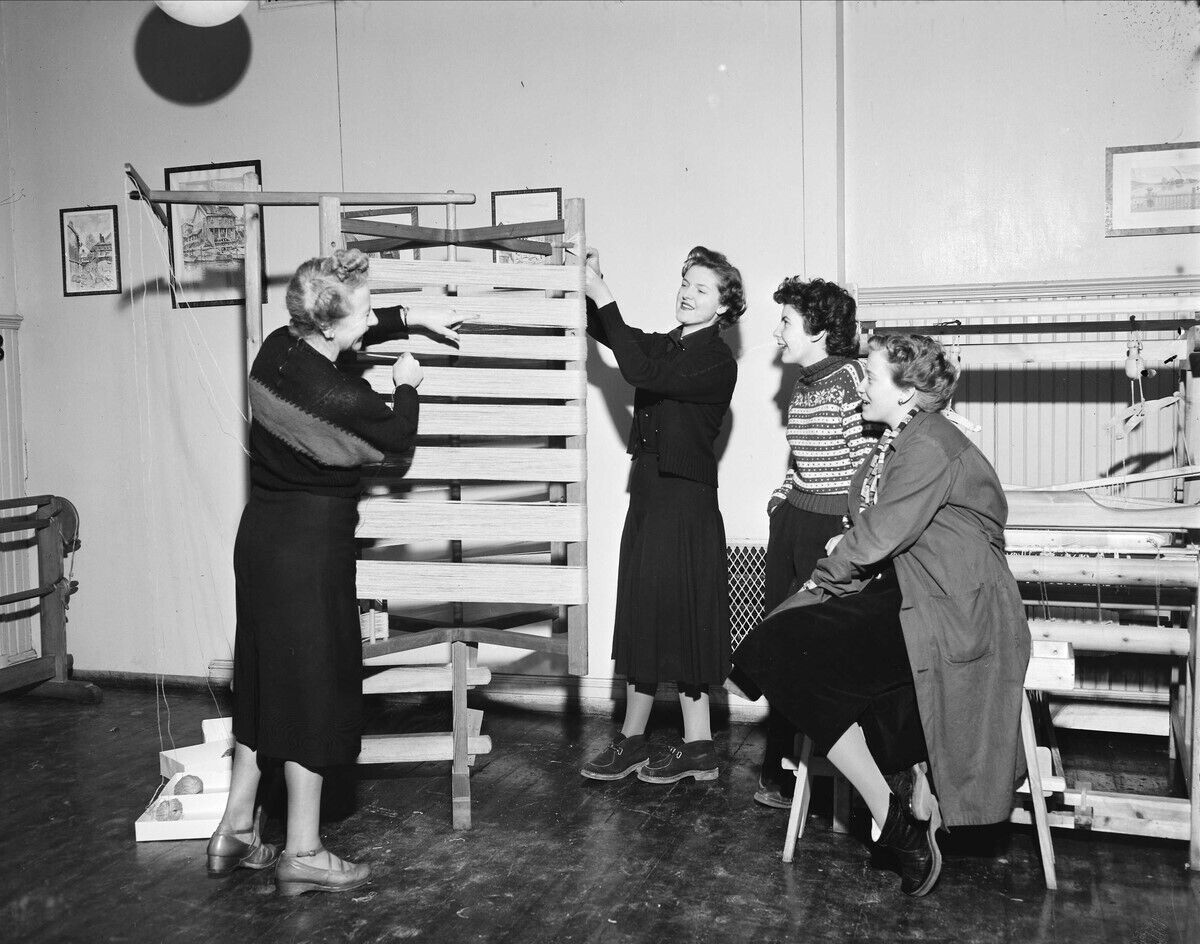 Fire kvinner på Hartvig Nissens skole jobber med en vev.